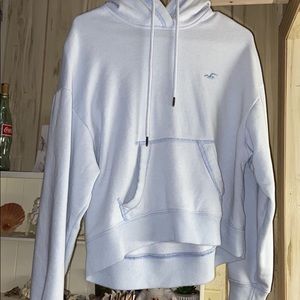 Cropped Hollister hoodie! worn a couple times still new condition!